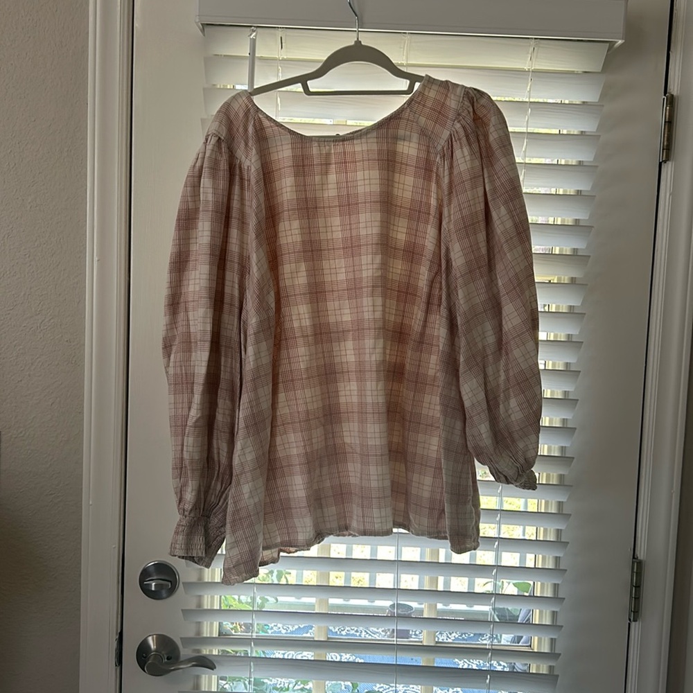 Pink lined blouse with puffy sleeves
